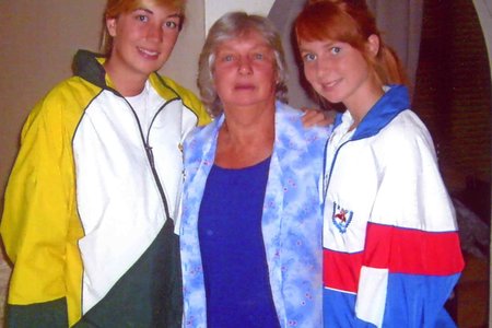 Vlnr is Rochelle Lawson (Protea Netbalspan), Marie Potgieter (Ouma) en Roux-Jeanne Lawson (Universiteitspan)